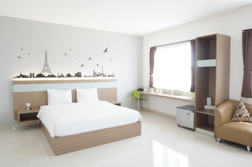Rumah Cassa Guest House Surabaya Esterno foto