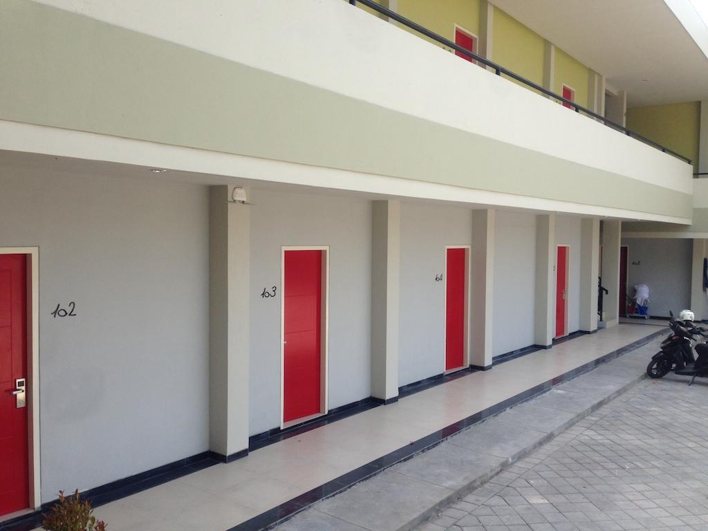 Rumah Cassa Guest House Surabaya Esterno foto