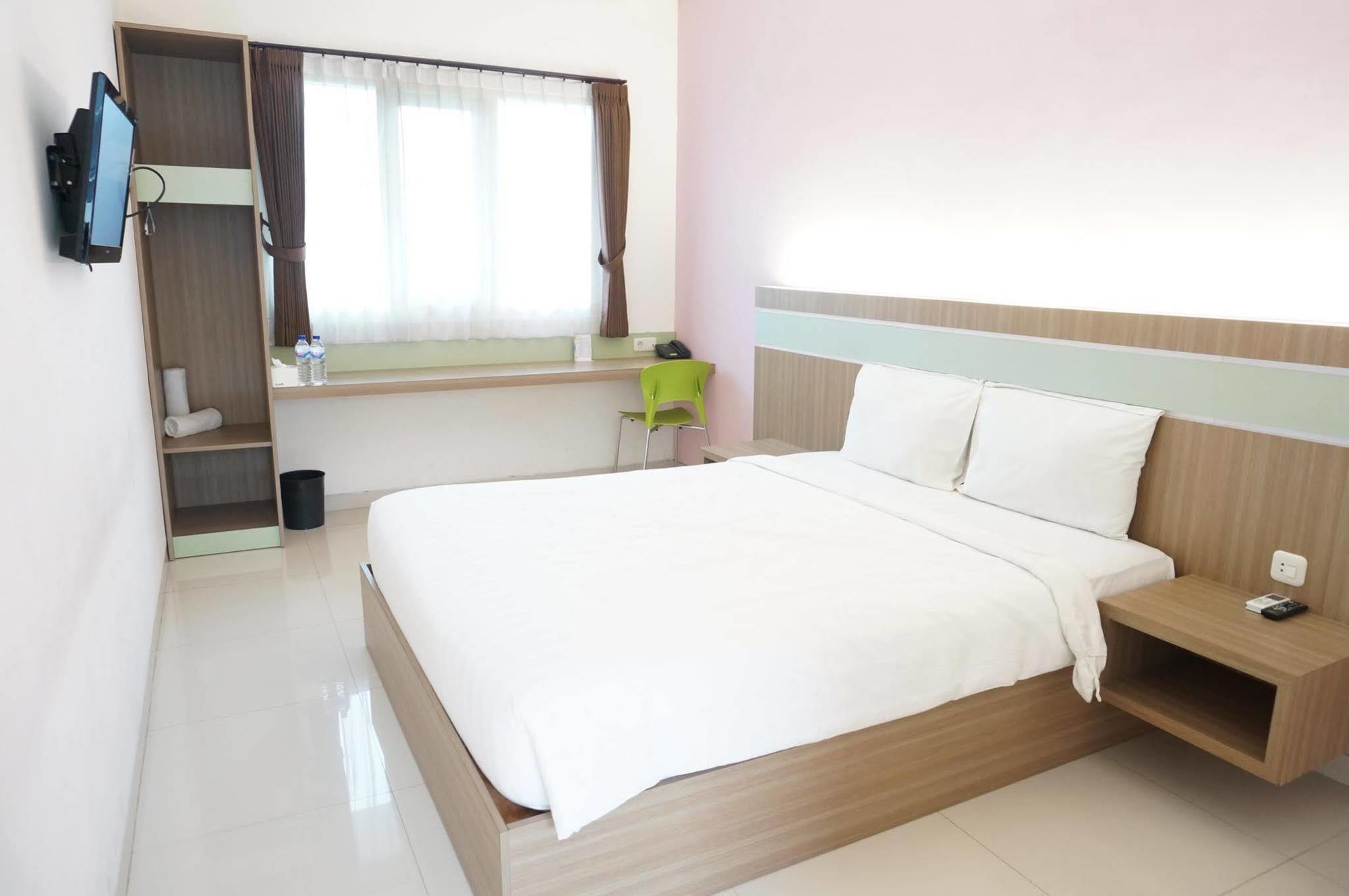 Rumah Cassa Guest House Surabaya Esterno foto