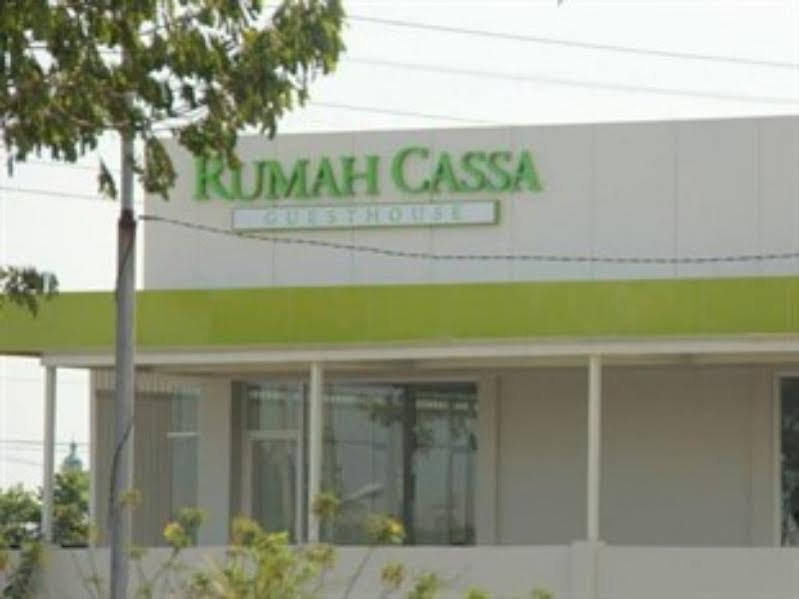 Rumah Cassa Guest House Surabaya Esterno foto